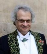 M. Amin Maalouf en habit d'académicien